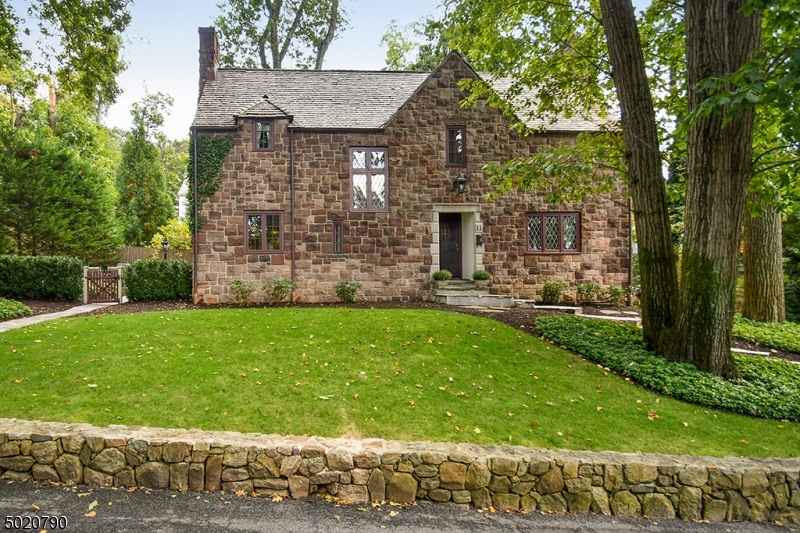 Sold 11 Oak Knoll Rd, Summit, NJ 07901 3 Beds / 2 Full Baths