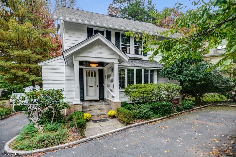 Sold 231 Mountain Ave, Summit, NJ 07901 3 Beds / 1 Full Bath 600,000
