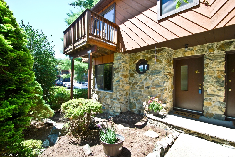 Sold 4 Brookside Hts, Wanaque, NJ 07465 2 Beds / 1 Full Bath 264000