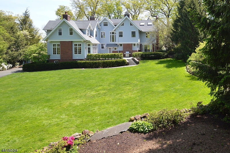 Sold 66 Fernwood Rd, Summit, NJ 07901 7 Beds / 5 Full Baths 2,342,750